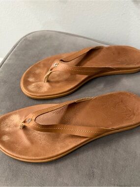 OluKai Women's Brown Leather Thong Sandals